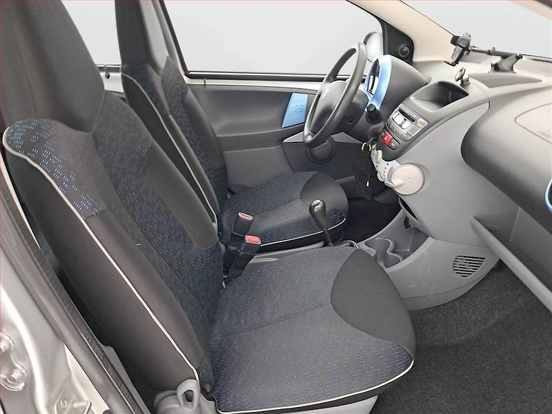 Peugeot 107 (2011) 1.0, nová STK, jezdí dobře - fotka 9 z 13