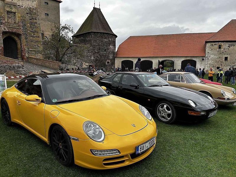 Sraz vozů Porsche ve Švihově na hradě.