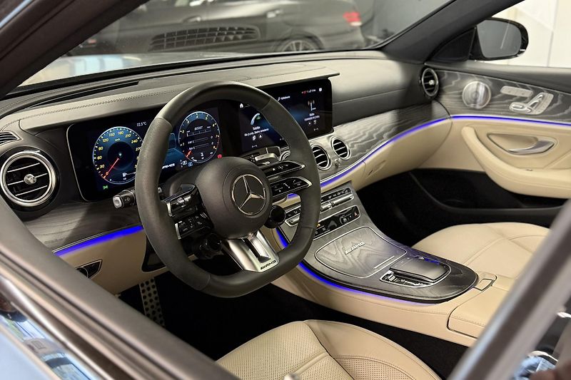 Mercedes-Benz Třídy E (2021) E 63s AMG 4Matic+ V8 Biturbo - fotka 14 z 124