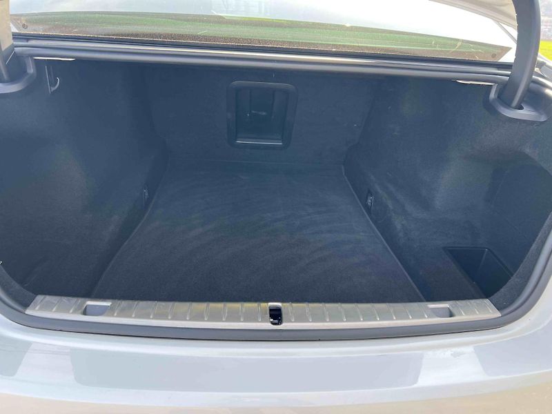 BMW Řada 7 750i 390kW xDrive Laser M pake - fotka 9 z 25