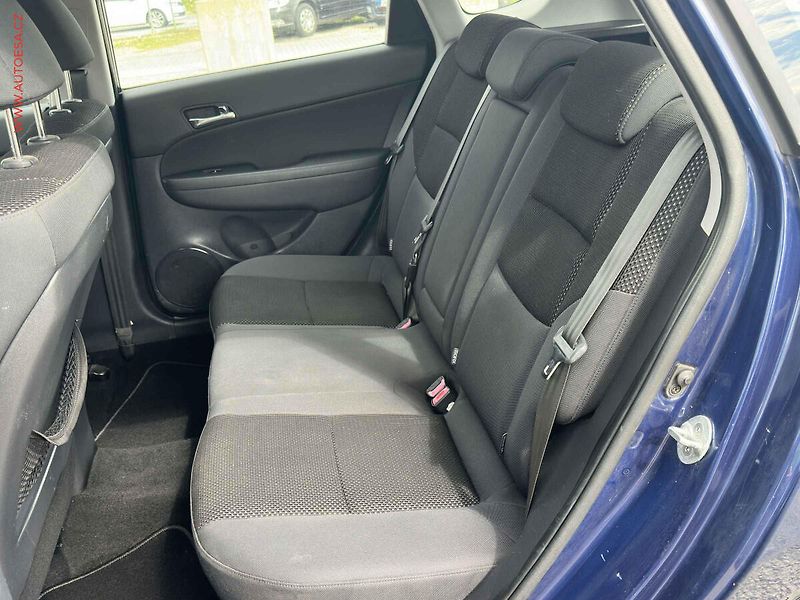 Hyundai i30 (2009) 1.6CVVT, ČR, AC - fotka 10 z 17