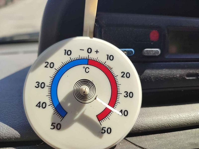 Protisluneční plachta na auto pomáhá výrazně snížit teplotu v interiéru.