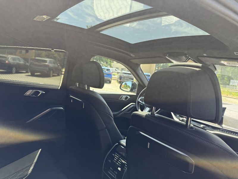 BMW X6 (2024) 30XD 210kW M-PAKET R22 BLACK!! - fotka 35 z 57