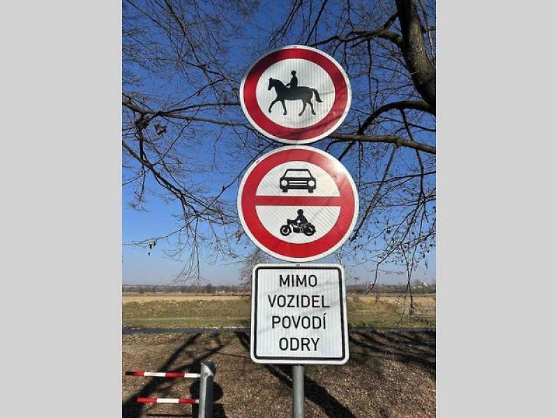 Nedaleko Ostravy je u letiště v Mošnově značka upozorňující na letadla.