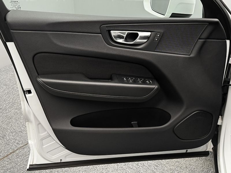Volvo XC60 B4 AWD MOMENTUM AUT REZERVACE - fotka 19 z 45