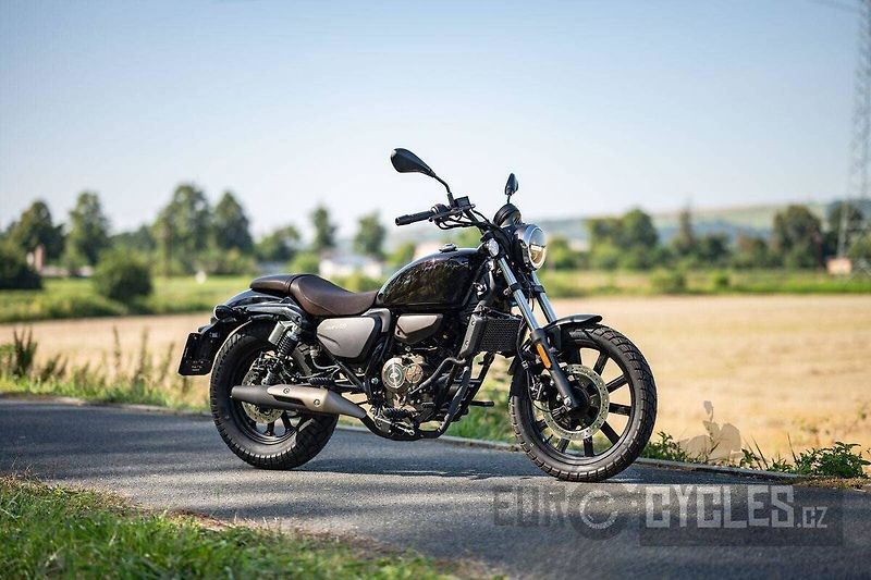 QJ Motor SRV 125 (2026) - fotka 2 z 17