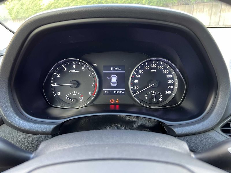 Hyundai i30 1.5 DPi 81 kW 1.MAJ SERVISKA - fotka 14 z 17
