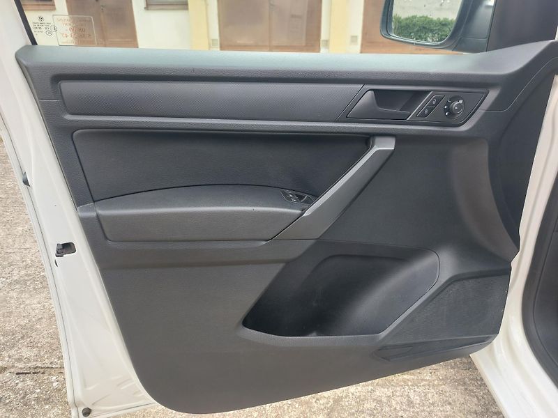 Volkswagen Caddy (2016) 2,0 Tdi 75kw 5 míst MAXI - fotka 9 z 17
