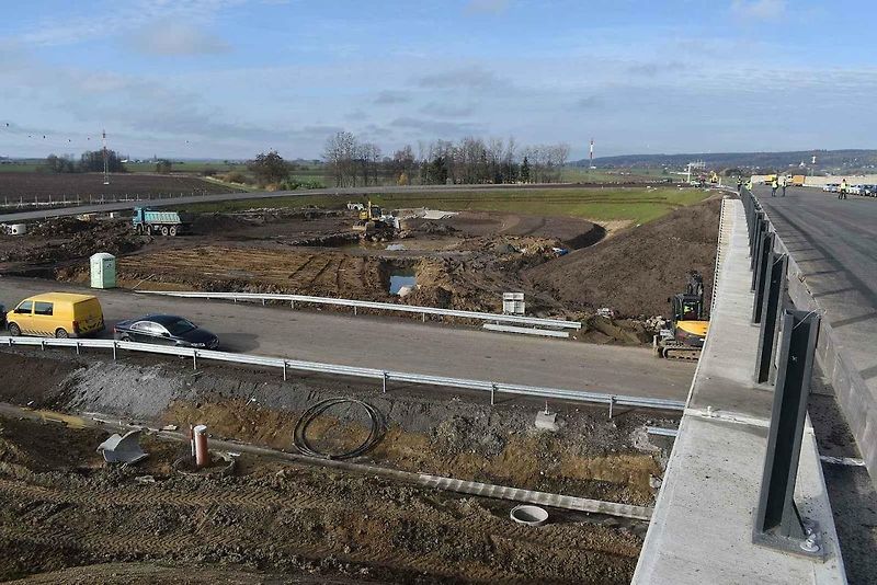 Křižovatka před Sadovou, tady bude konec otevřeného úseku od Hradce Králové.