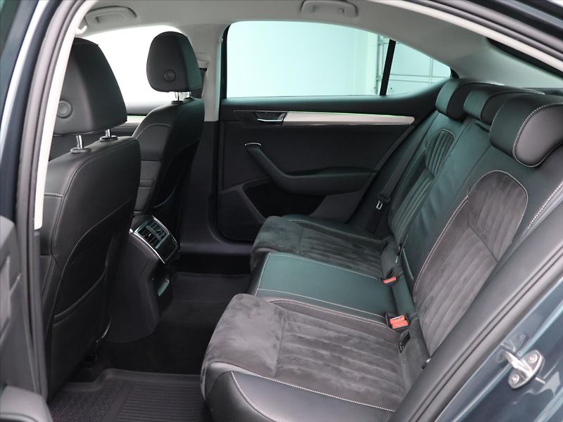 Škoda Superb 2,0 TDI DSG 4x4 CZ Style DPH - fotka 14 z 37
