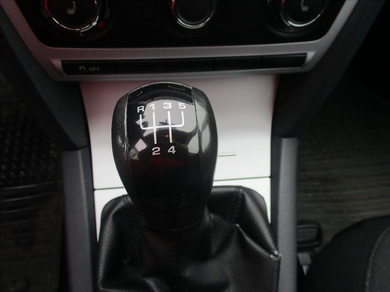 Škoda Octavia 1,6 TDI, klima, tažné zař. - fotka 16 z 25