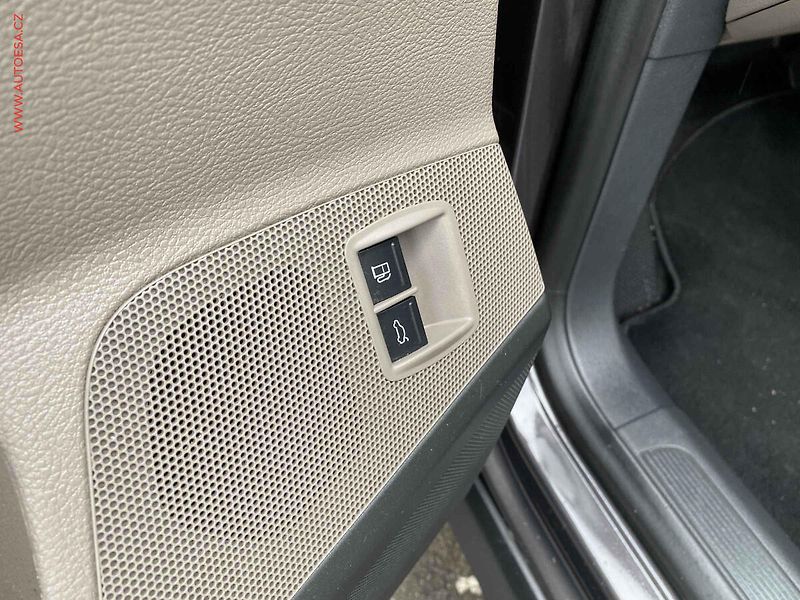 Volkswagen Passat (2009) 2.0 TDI, Highline, DSG - fotka 14 z 17