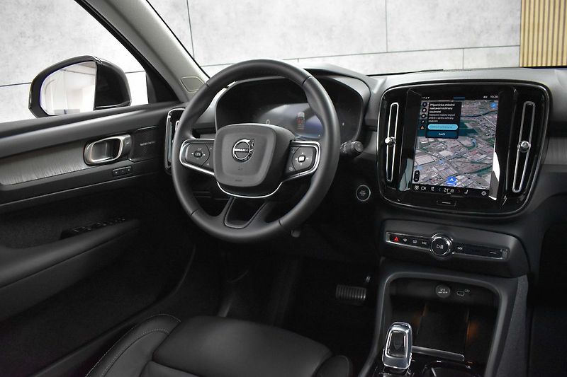 Volvo XC40 B4 AWD KAMERY360*HARMAN*ČR 1.M - fotka 8 z 42