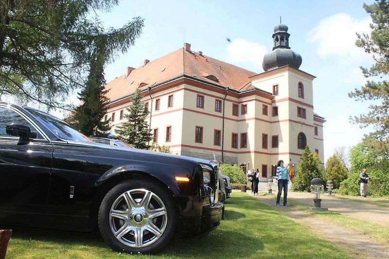 Luxusní vozy se v sobotu 4. května sjely na zámek do Lnář. Převládala auta značky Rolls-Royce.