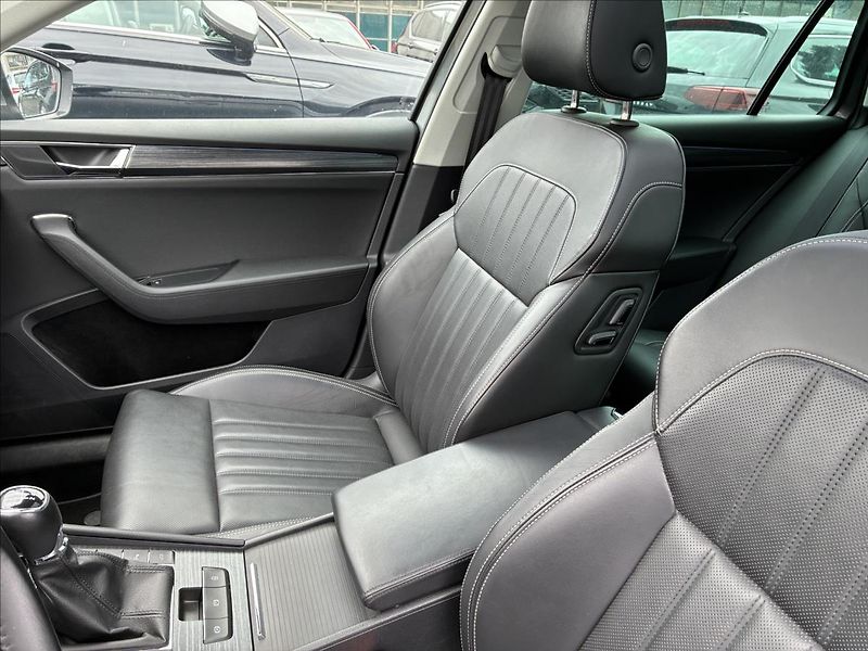 Škoda Superb 2,0 STYLE,PANORAMA,TAŽNÉ,LED - fotka 10 z 36