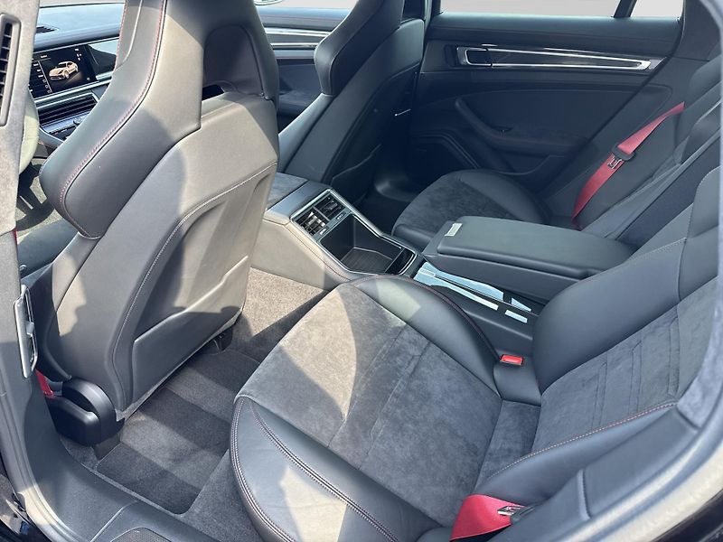 Porsche Panamera GTS - fotka 21 z 30