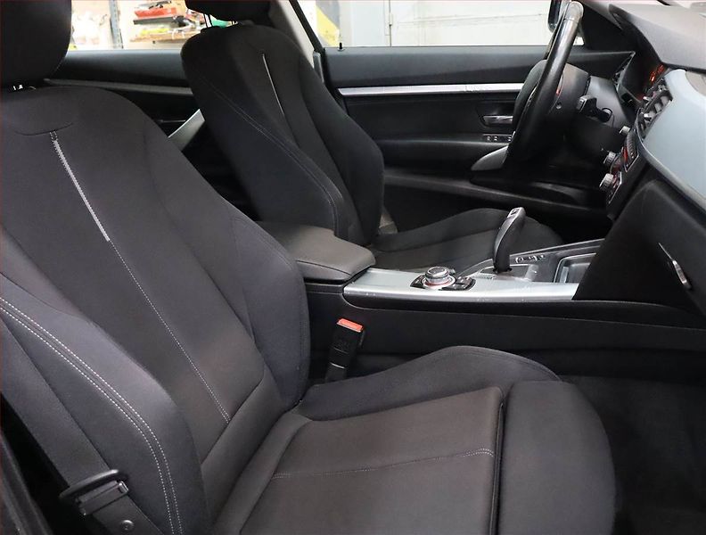 BMW Řada 3 (2015) Sport Line 320d xDrive GT - fotka 9 z 23