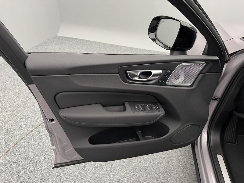 Volvo XC60 (2026) T6 AWD AUT DARK ULTRA - fotka 8 z 24