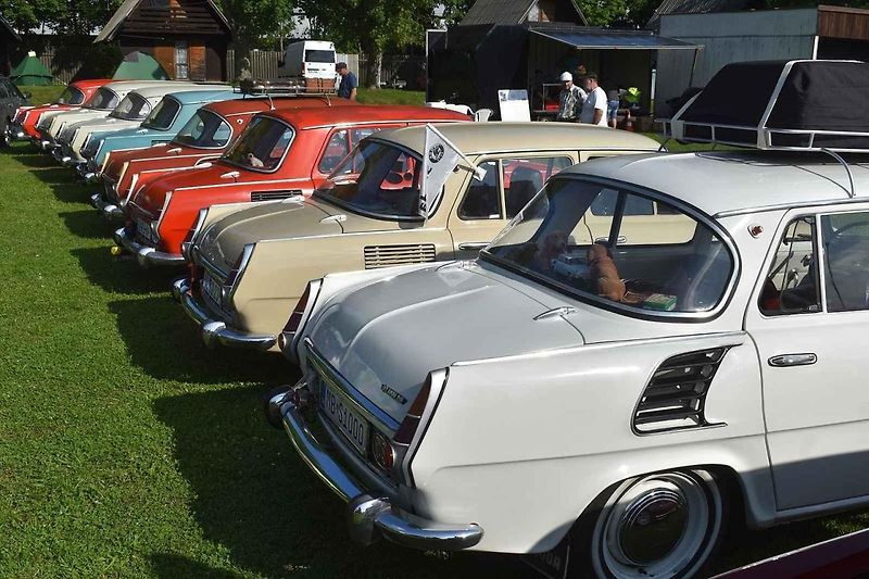 Škoda 1000 MBG s historickým pozadím.