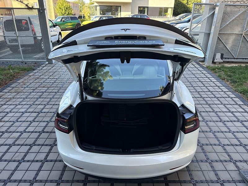 Tesla Model 3 Performance - fotka 34 z 39
