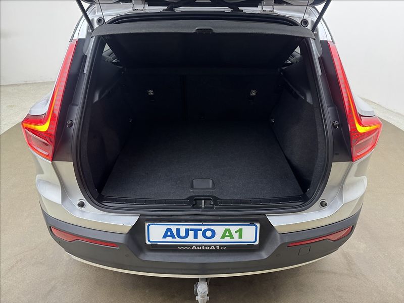 Volvo XC40 2,0 D3 AUTOMAT VÝHŘEV TAŽNÉ - fotka 41 z 41