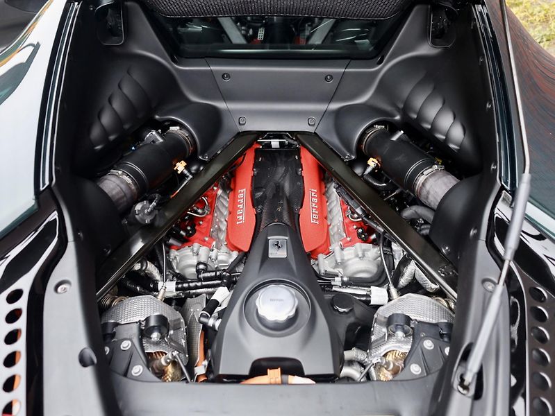Ferrari SF90 (2021) Stradale 4.0 V8 1001PS 4x4 Ate - fotka 34 z 72
