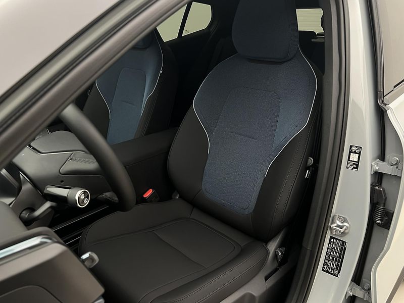 Volvo EX30 CC P5 RWD LONG RANGE PLUS - fotka 25 z 47