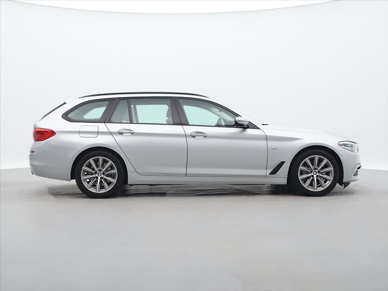 BMW Řada 5 2,0 530i xDrive Luxury Line - fotka 8 z 31