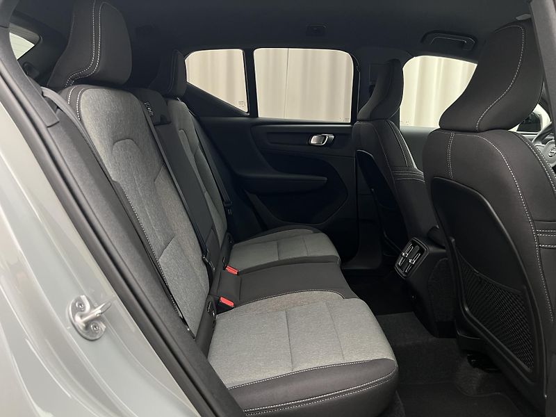 Volvo XC40 B3 DARK PLUS AUT CZ 1. maj. - fotka 21 z 45