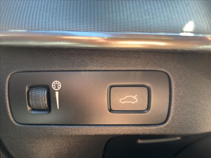 Volvo XC90 2,0 D5 R-DESIGN AWD SERVIS DPH - fotka 30 z 54