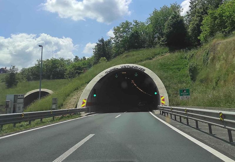 Cesta do Chorvatska autem poprvé bez hranic. Reportéři Deníku vyzkoušeli delší trasu přes Bratislavu, Maďarsko, Záhřeb až do Zadaru a Šibeniku. Zhruba tisíc kilometrů. Z Jadranu se pak vraceli přes Slovinsko a Rakousko.