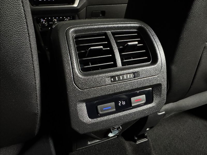 Volkswagen Touran 2,0 TDi  DSG Comfortline Tažné - fotka 13 z 43