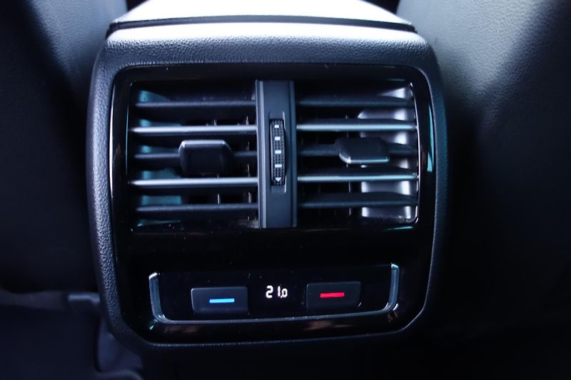 Volkswagen Passat 2.0TDi Highline 110kW DSG LED - fotka 21 z 23