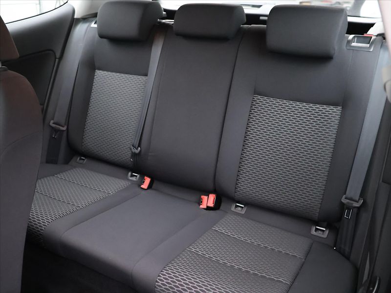 Volkswagen Golf 1,4 16V 59kW Klima Trendline - fotka 14 z 27