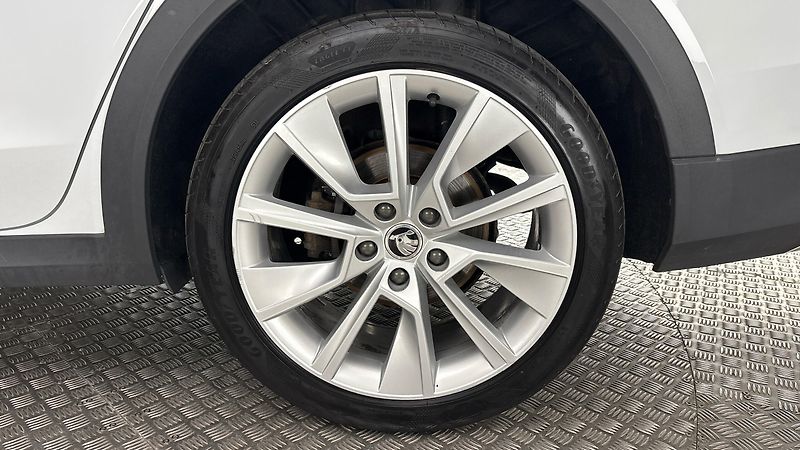Škoda Octavia 2.0 TDI DSG 4x4 Scout Combi - fotka 19 z 28