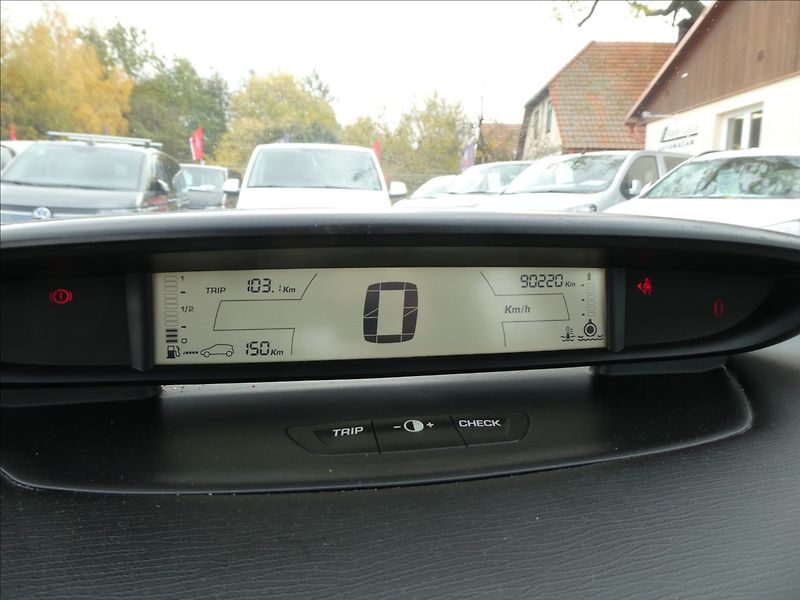 Citroën C4 1,6 i 80kW 2x kola, serviska - fotka 23 z 33