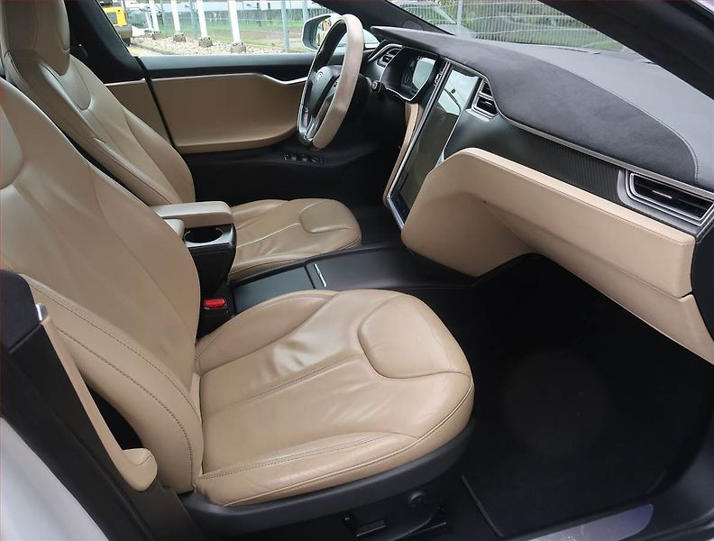 Tesla Model S (2015) 85D, SoH 84% - fotka 9 z 23
