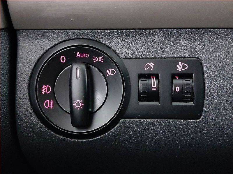 Volkswagen Touran (2008) Cross 1.9 TDI, Automat - fotka 17 z 21