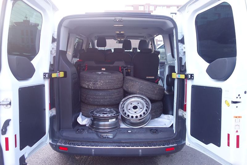 Ford Tourneo Custom 2,2TDCi 8 MÍST TOURNEO - fotka 23 z 33