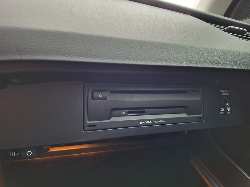 Škoda Octavia (2013) 1.4TSI 103kW 6MAN -S.KNIHA - fotka 18 z 48