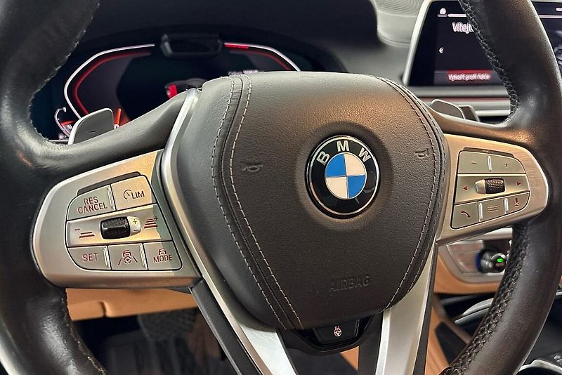 BMW Řada 7 750d xDrive - fotka 22 z 26