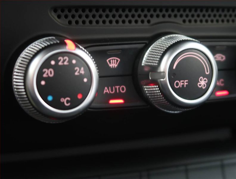 Audi A1 (2011) S-Line 1.6 TDI, Park. senzory - fotka 17 z 17