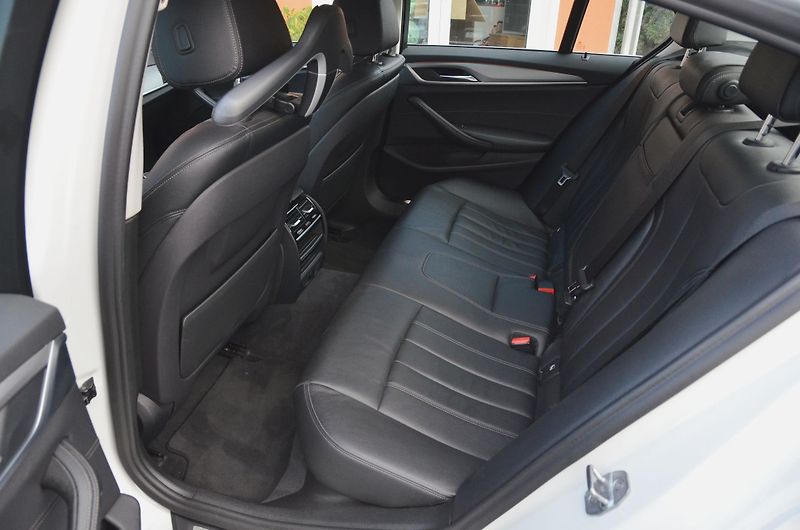 BMW Řada 5 (2017) 520d xDrive 140kW / ČR / DPH  - fotka 12 z 36