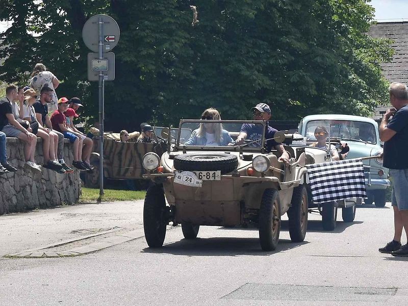 Tradiční závod S kopce do kopce si nenechalo letos ujít na sedm desítek posádek historických automobilů a motocyklů.