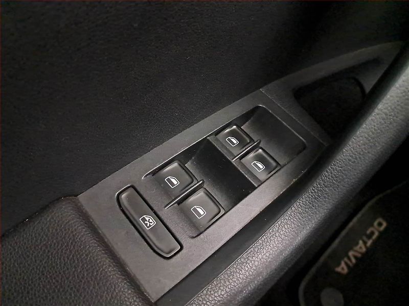 Škoda Octavia (2014) 1.6 TDI, Tempomat - fotka 15 z 16