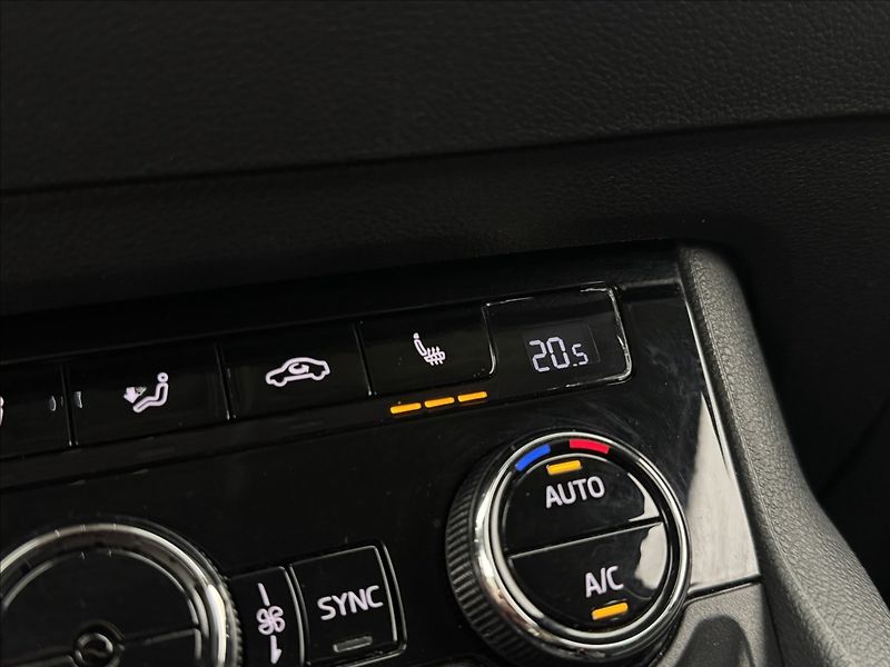 Škoda Karoq 1,6 DSG ACC STYLE+ NAVI KAMERA - fotka 24 z 39