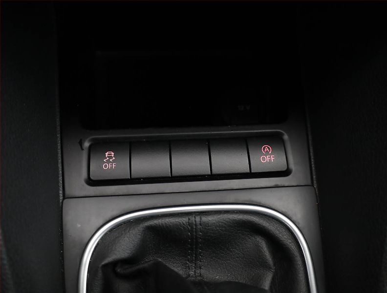 Volkswagen Golf (2010) 1.6 TDI, jezdí výborně - fotka 10 z 17