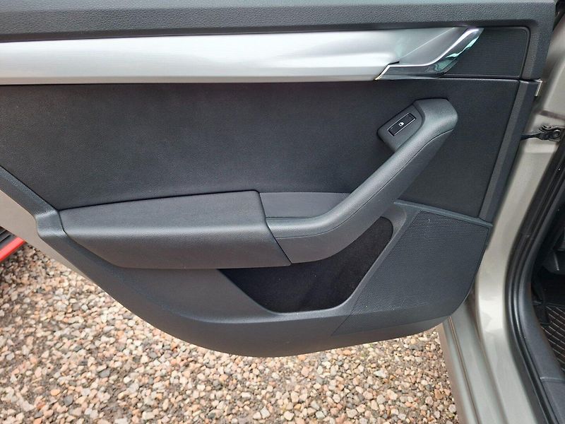 Škoda Octavia (2013) 1.4TSI 103kW 6MAN -S.KNIHA - fotka 32 z 48