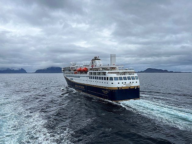 Norská společnost Havila Voyages patří mezi dopravce, kteří k přepravě vozů s alternativním pohonem zvolili velmi přísný přístup. Příklad Havily ukazuje, že podmínky se mohou mezi jednotlivými lodními linkami výrazně lišit., zdroj: LasseAV /Wikimedia CC 4.0