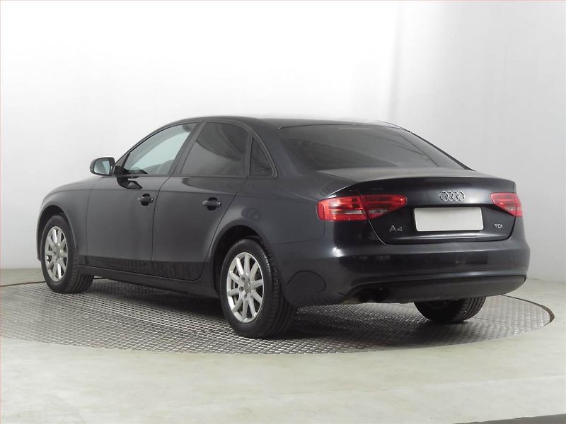 Audi A4 (2013) 2.0 TDI, Park. senzory - fotka 4 z 18